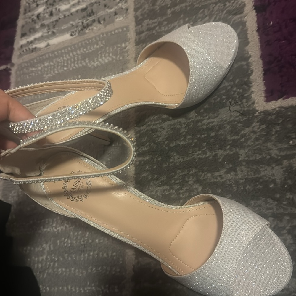 Silver heels - Picture 3 of 5